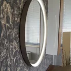 Kulaté nástěnné zrcadlo s kovovým rámem různých barev a LED světlem - Renga Viadurini