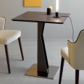 Vysoký čtvercový konferenční stolek ze šikmého kovu a matné keramické desky - Coriko