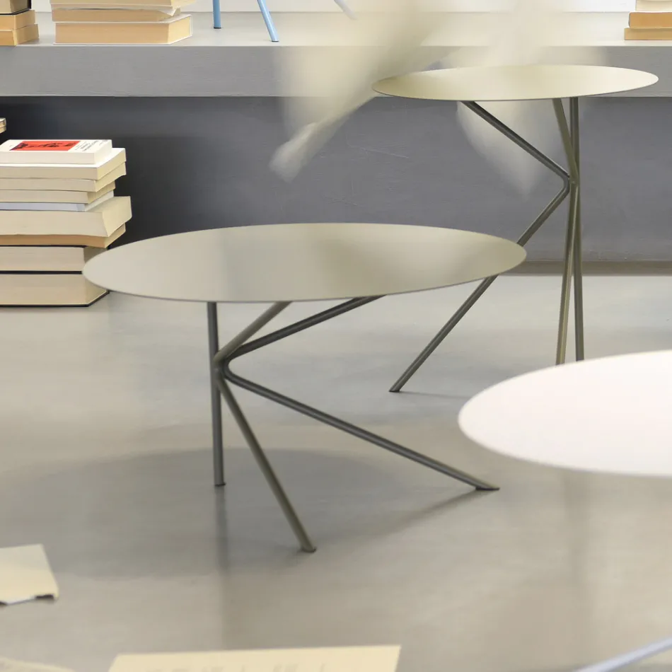 Kulatý kovový konferenční stolek, design v různých barvách a 2 velikostech - Olesya Viadurini