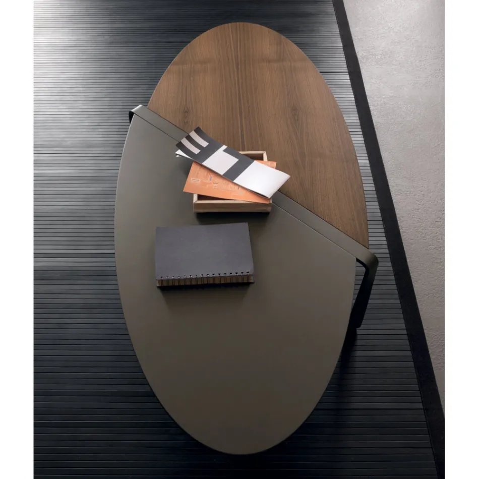 Oválný konferenční stolek z kovu a dvoubarevné dřevěné desky - Comacchio Viadurini