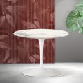 Konferenční stolek Saarinen Tulip kulatý, výška 41 cm, keramika Florim Statuario matná - šarlatová