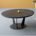 Kulatý konferenční stolek se skloněnou kovovou a keramickou deskou - Coriko