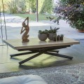 Transformovatelný konferenční stolek s dřevěnou deskou a kovovou základnou vyroben v Itálii - broskev