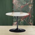 Konferenční stolek Tulip Saarinen H 41 s kulatou deskou ze zlatého mramoru Calacatta - šarlatový