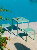 Moderní stohovatelný čtvercový kovový venkovní stůl vyrobený v Itálii - Aila