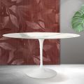 Oválný tulipánový stůl Saarinen V 74 cm v matné keramické barvě Florim Statuario - šarlatová