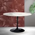 Kulatý stůl Saarinen Tulip V 74 cm z matné keramiky Florim Statuario - šarlatová