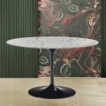 Eero Saarinen Tulipánový stůl H 74 s kulatou deskou z mramoru Carrara Statuarietto - šarlatový
