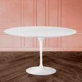 Tulipán Eero Saarinen H 73 oválný stůl z bílého tekutého laminátu Made in Italy - Scarlet