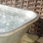 Vana volně stojící poměděný bílé železo Annie Viadurini