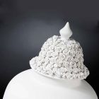 Vysoká bílá keramická váza se zdobenou špičkou ručně vyráběnou v Itálii - Verio Viadurini