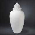 Vysoká bílá keramická váza se zdobenou špičkou ručně vyráběnou v Itálii - Verio