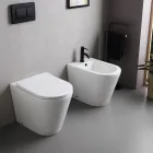 WC k zavěšení na podlahu s úzkým sedátkem s tlumeným dovíráním z bílé keramiky - Salice Viadurini