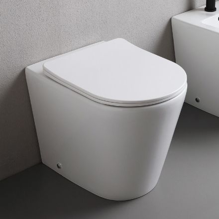 WC k zavěšení na podlahu s úzkým sedátkem s tlumeným dovíráním z bílé keramiky - Salice Viadurini