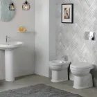 Keramická toaleta na podlahu s polyesterovým sedátkem a moderním designem - Silica Viadurini
