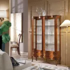 Dřevěná vitrína v klasickém stylu s dvířky a zásuvkami Made in Italy - Versaille Viadurini