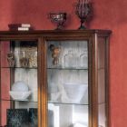 Dřevěná vitrína Bassano Francia se 2 zásuvkami a 2 dvířky Made in Italy - Dilga Viadurini