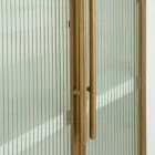 Dřevěná vitrína s horními a zaoblenými vložkami se 2 dvířky a 2 zásuvkami - Rachel Viadurini